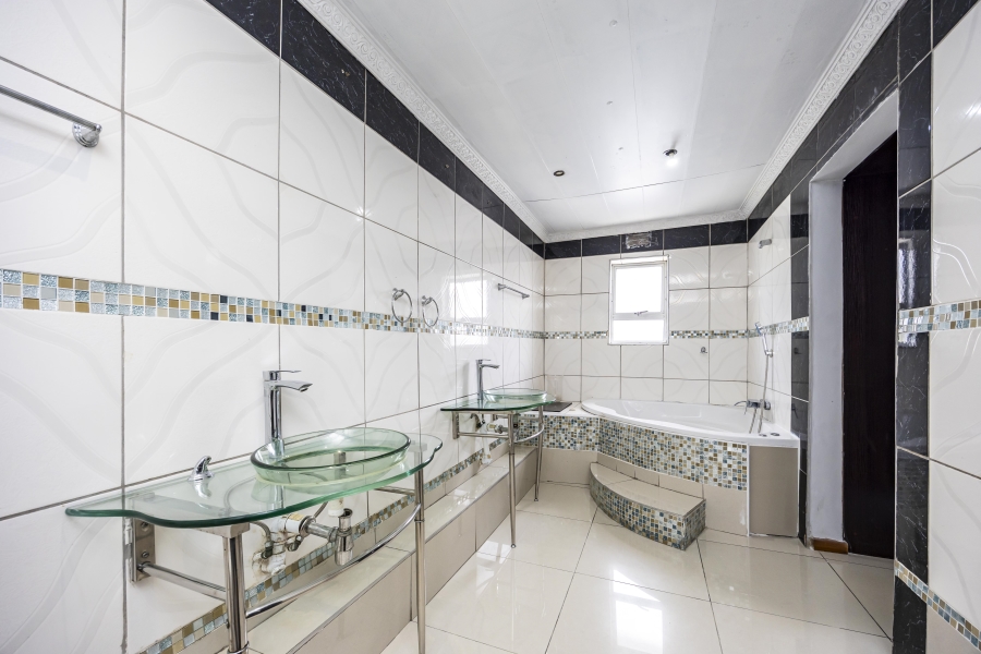 5 Bedroom Property for Sale in Sunnyridge Eastern Cape